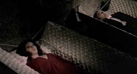 Dracula Prisoner of Frankenstein (1972) 03